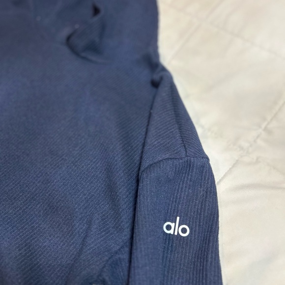 ALO - Matching set: Cropped hoodie and shorts with 3 inch inseam - Picture 2 of 9